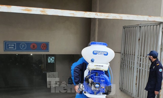 Cận cảnh phun thuốc phòng dịch virus corona ở chung cư Hà Nội ảnh 2