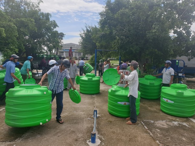 Tân Á Đại Thành tặng 750 bồn nước cho người dân khó khăn vùng Tây Nam Bộ ảnh 2