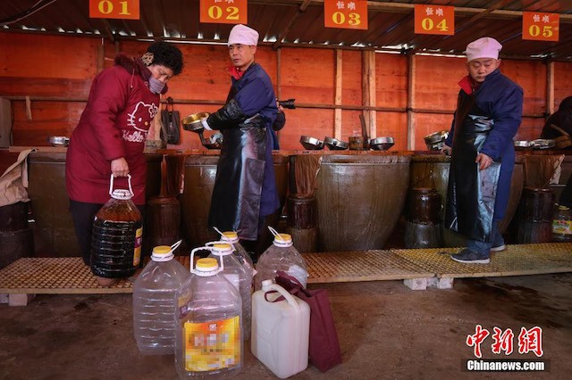 Hơn 5.000 người Trung Quốc xếp hàng mua xì dầu ăn Tết ảnh 13