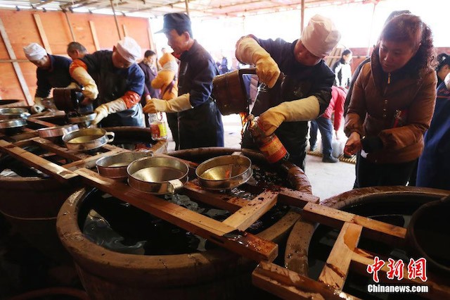 Hơn 5.000 người Trung Quốc xếp hàng mua xì dầu ăn Tết ảnh 8
