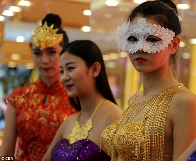 Cận cảnh bộ nội y bằng vàng ròng giá hơn 10 tỷ đồng ảnh 1