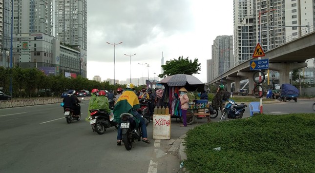 Sài Gòn bất ngờ đón 'mưa vàng' trong ngày nghỉ lễ ảnh 2