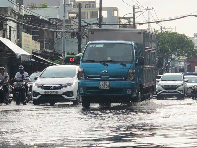 Sài Gòn bất ngờ đón 'mưa vàng' trong ngày nghỉ lễ ảnh 4