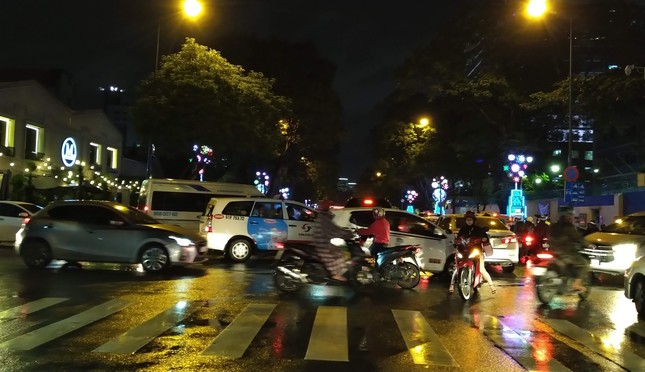 Nghìn người Sài Gòn 'chôn chân' trong cơn mưa rả rích ảnh 4