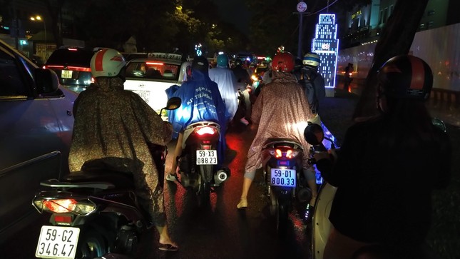 Nghìn người Sài Gòn 'chôn chân' trong cơn mưa rả rích ảnh 2