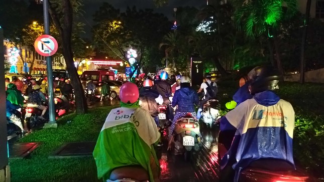 Nghìn người Sài Gòn 'chôn chân' trong cơn mưa rả rích ảnh 3