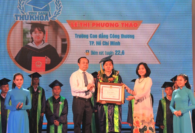 TPHCM vinh danh 66 tân sinh viên và tân cử nhân tiêu biểu ảnh 6