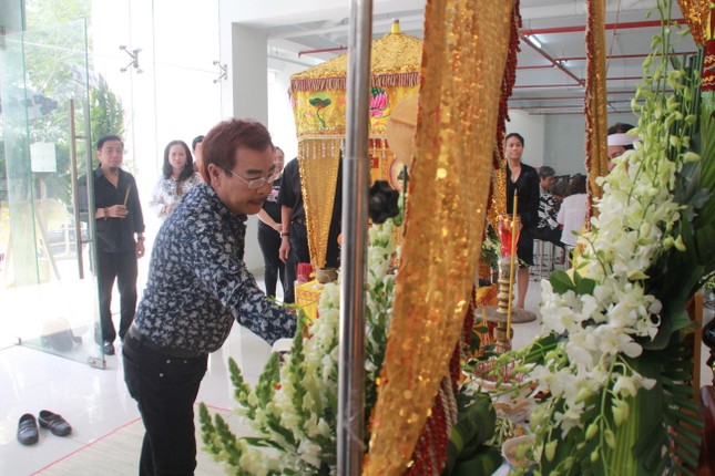 Hồng Tơ, Tấn Beo cùng nhiều đồng nghiệp, bạn hữu đến viếng cố NSƯT Chánh Tín ảnh 9