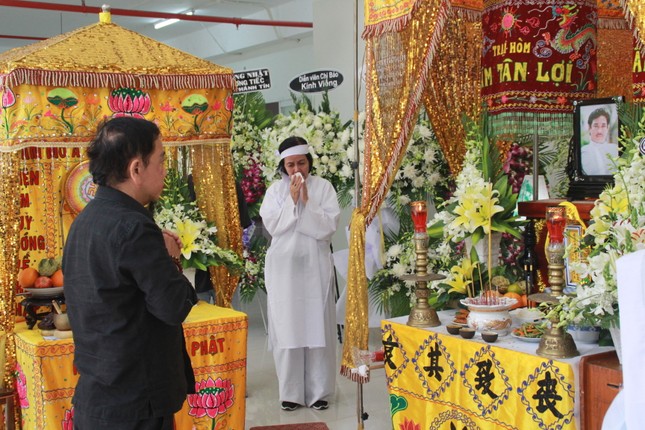 Hồng Tơ, Tấn Beo cùng nhiều đồng nghiệp, bạn hữu đến viếng cố NSƯT Chánh Tín ảnh 4