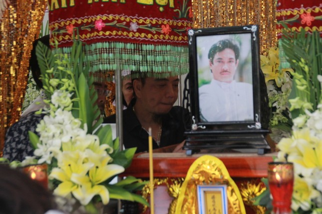 Hồng Tơ, Tấn Beo cùng nhiều đồng nghiệp, bạn hữu đến viếng cố NSƯT Chánh Tín ảnh 5