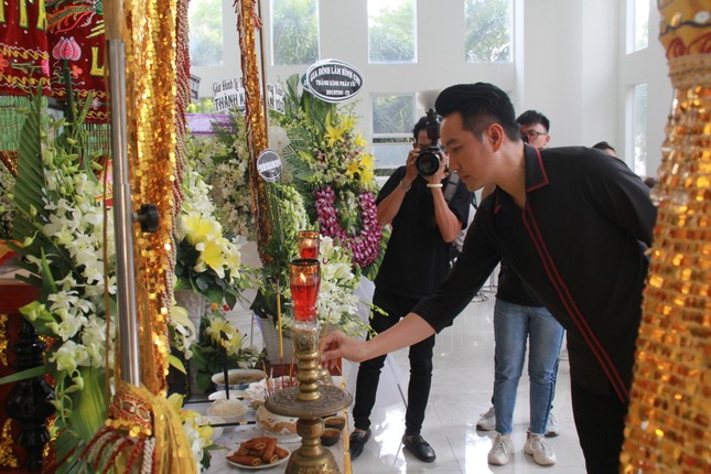 Hồng Tơ, Tấn Beo cùng nhiều đồng nghiệp, bạn hữu đến viếng cố NSƯT Chánh Tín ảnh 6