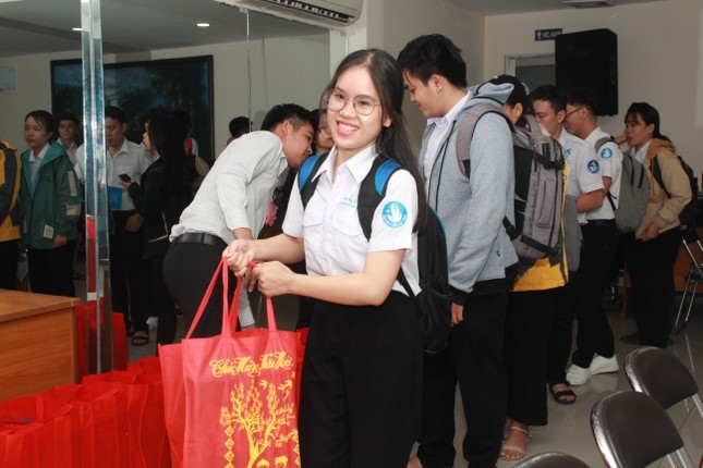 Tặng quà Tết cho cán bộ Đoàn - Hội, cán bộ, nhân viên Cơ quan T.Ư Đoàn phía Nam ảnh 3