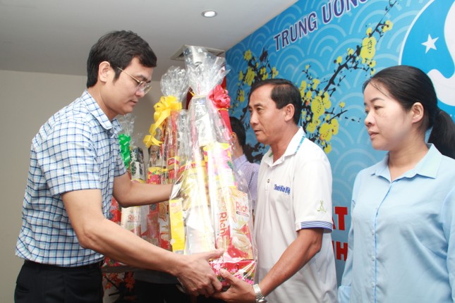 Tặng quà Tết cho cán bộ Đoàn - Hội, cán bộ, nhân viên Cơ quan T.Ư Đoàn phía Nam ảnh 5