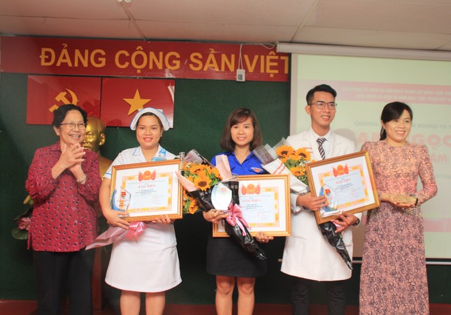 Trao giải thưởng Phạm Ngọc Thạch cho 28 y bác sĩ trẻ TPHCM ảnh 4