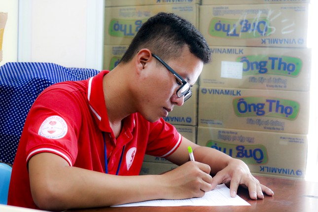 Hành trình 20 lần sẻ chia giọt hồng của 'Hiếu tổng đài hiến máu' ảnh 4
