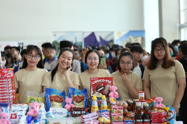 Hoa hậu Trần Tiểu Vy góp sức tại ‘Phiên chợ 0 đồng’ giúp sinh viên khó khăn ảnh 2