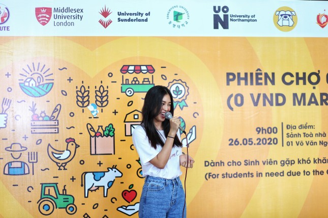 Hoa hậu Trần Tiểu Vy góp sức tại ‘Phiên chợ 0 đồng’ giúp sinh viên khó khăn ảnh 1