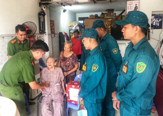 Tri ân gia đình chính sách, người dân có hoàn cảnh khó khăn ảnh 6