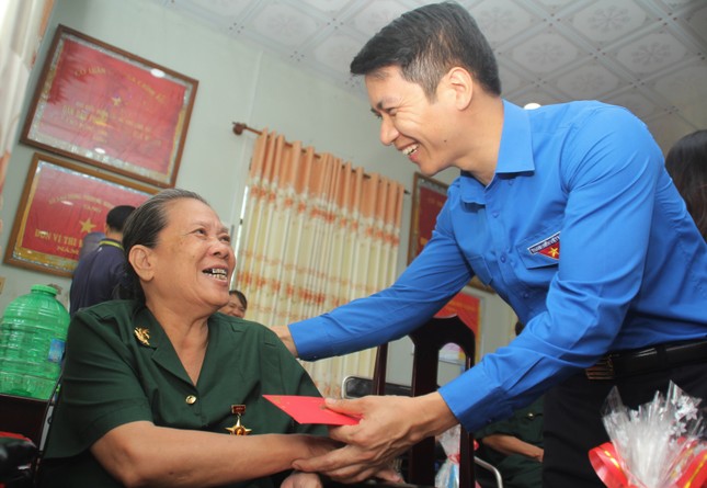 Trung ương Đoàn tri ân gia đình chính sách, người có công ảnh 5