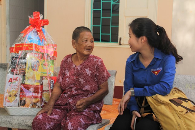 Trung ương Đoàn tri ân gia đình chính sách, người có công ảnh 12