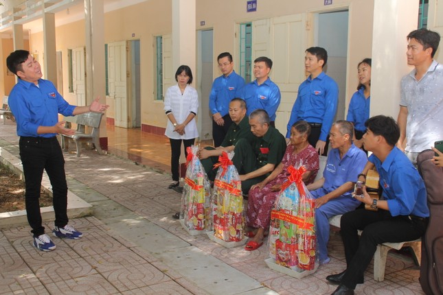 Trung ương Đoàn tri ân gia đình chính sách, người có công ảnh 11