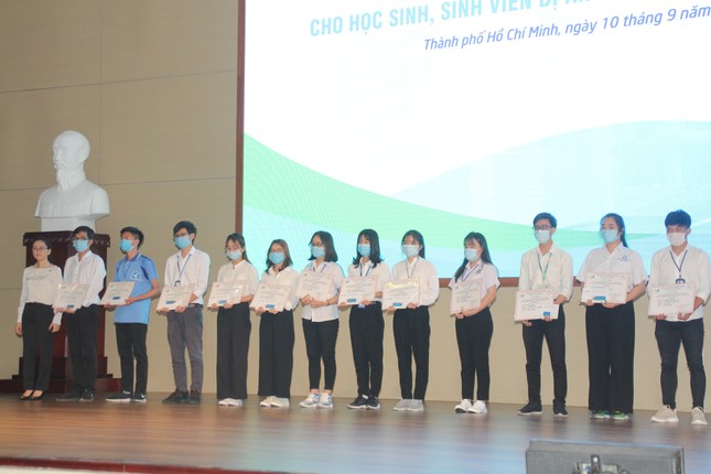 Trao 350 suất học bổng cho học sinh, sinh viên ĐHQG TPHCM chịu ảnh hưởng bởi dịch COVID ảnh 2