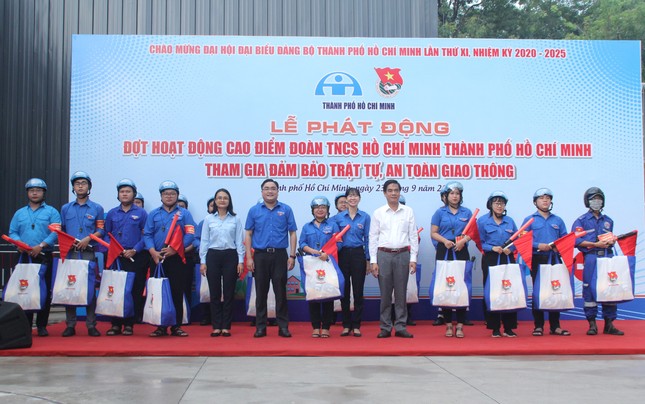 TPHCM ra quân đợt cao điểm đảm bảo trật tự, ATGT tại các giao lộ ùn tắc ảnh 5