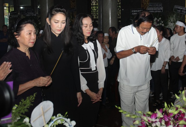 Lý Hùng nghẹn ngào nói lời tri ân trước giờ đưa NSND Lý Huỳnh về nơi an nghỉ cuối cùng ảnh 1