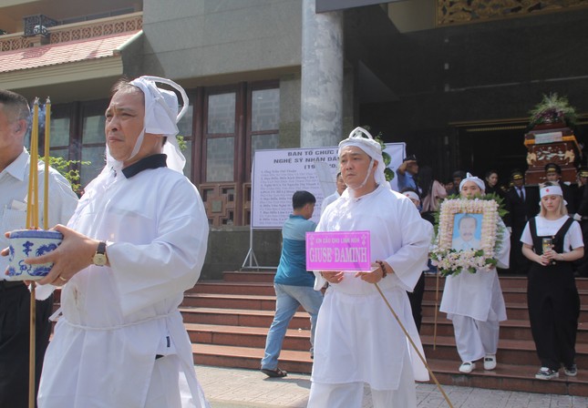 Lý Hùng nghẹn ngào nói lời tri ân trước giờ đưa NSND Lý Huỳnh về nơi an nghỉ cuối cùng ảnh 15