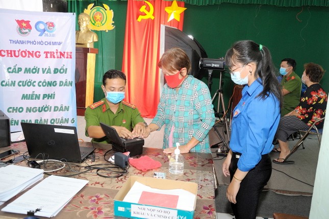 Khởi động Tháng Thanh niên, bạn trẻ TPHCM làm đẹp chung cư, cùng đẩy lùi COVID-19 ảnh 10