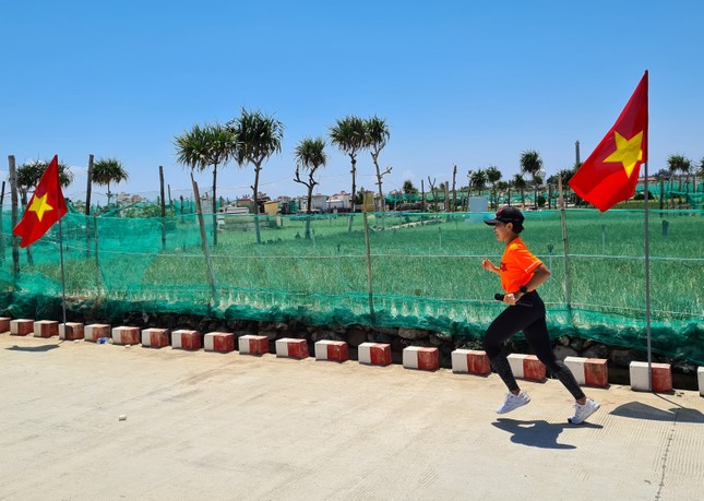 Cô gái năng động vừa làm MC, vừa là vận động viên chạy ở giải Tiền Phong Marathon ảnh 6
