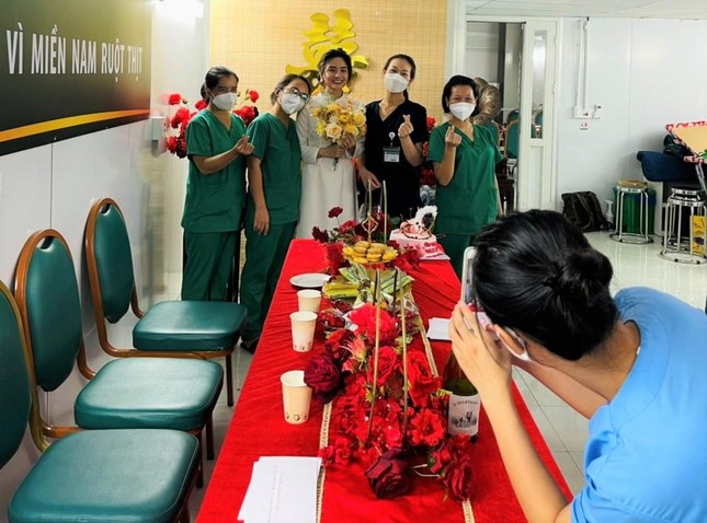 Ấm áp lễ cưới của nữ điều dưỡng trong bệnh viện dã chiến tại TPHCM, chú rể ở Hà Nội ảnh 3