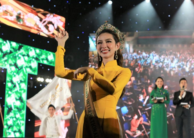 Toàn cảnh cuộc hội ngộ đầy xúc cảm của Hoa hậu Thùy Tiên với người hâm mộ quê nhà ảnh 1