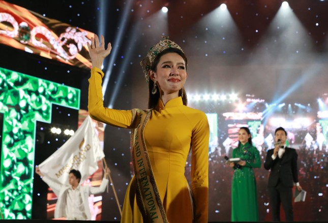 Toàn cảnh cuộc hội ngộ đầy xúc cảm của Hoa hậu Thùy Tiên với người hâm mộ quê nhà ảnh 2