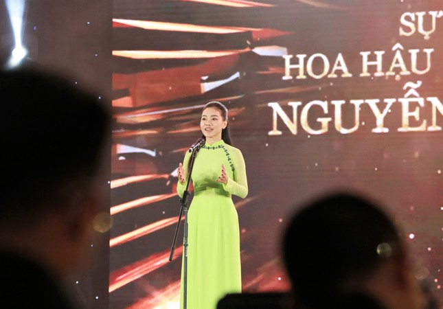 Toàn cảnh cuộc hội ngộ đầy xúc cảm của Hoa hậu Thùy Tiên với người hâm mộ quê nhà ảnh 4