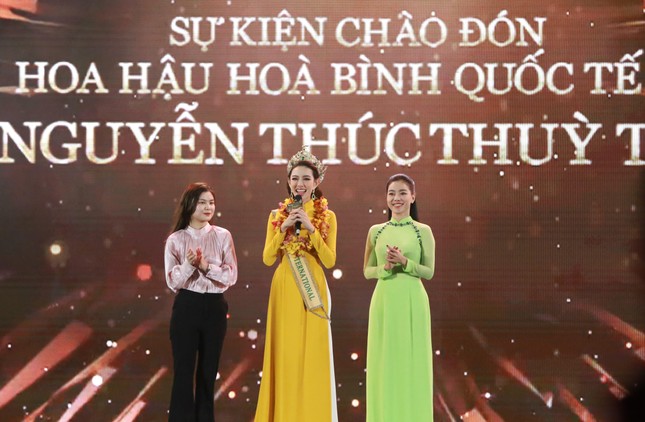 Toàn cảnh cuộc hội ngộ đầy xúc cảm của Hoa hậu Thùy Tiên với người hâm mộ quê nhà ảnh 3