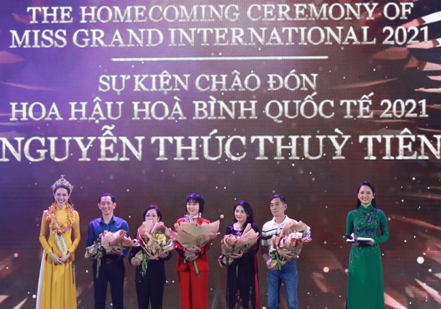 Toàn cảnh cuộc hội ngộ đầy xúc cảm của Hoa hậu Thùy Tiên với người hâm mộ quê nhà ảnh 5