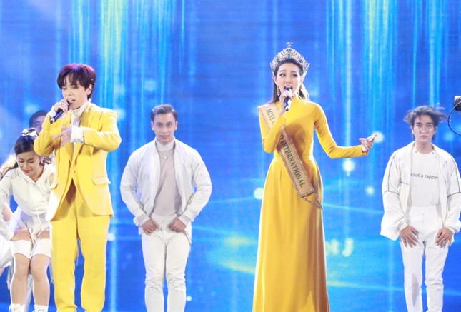 Toàn cảnh cuộc hội ngộ đầy xúc cảm của Hoa hậu Thùy Tiên với người hâm mộ quê nhà ảnh 10