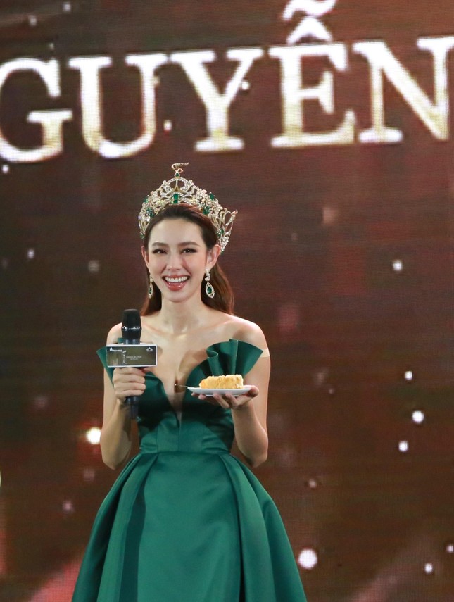 Toàn cảnh cuộc hội ngộ đầy xúc cảm của Hoa hậu Thùy Tiên với người hâm mộ quê nhà ảnh 9