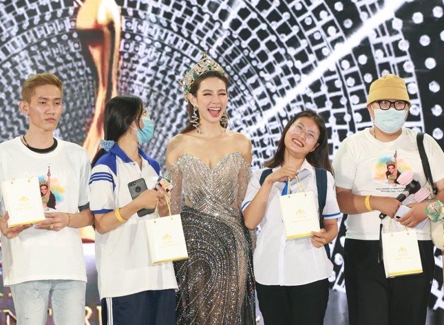 Toàn cảnh cuộc hội ngộ đầy xúc cảm của Hoa hậu Thùy Tiên với người hâm mộ quê nhà ảnh 11