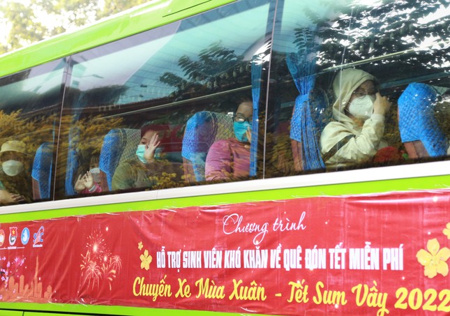 Bạn trẻ lên chuyến xe miễn phí về quê ăn Tết cùng gia đình ảnh 13