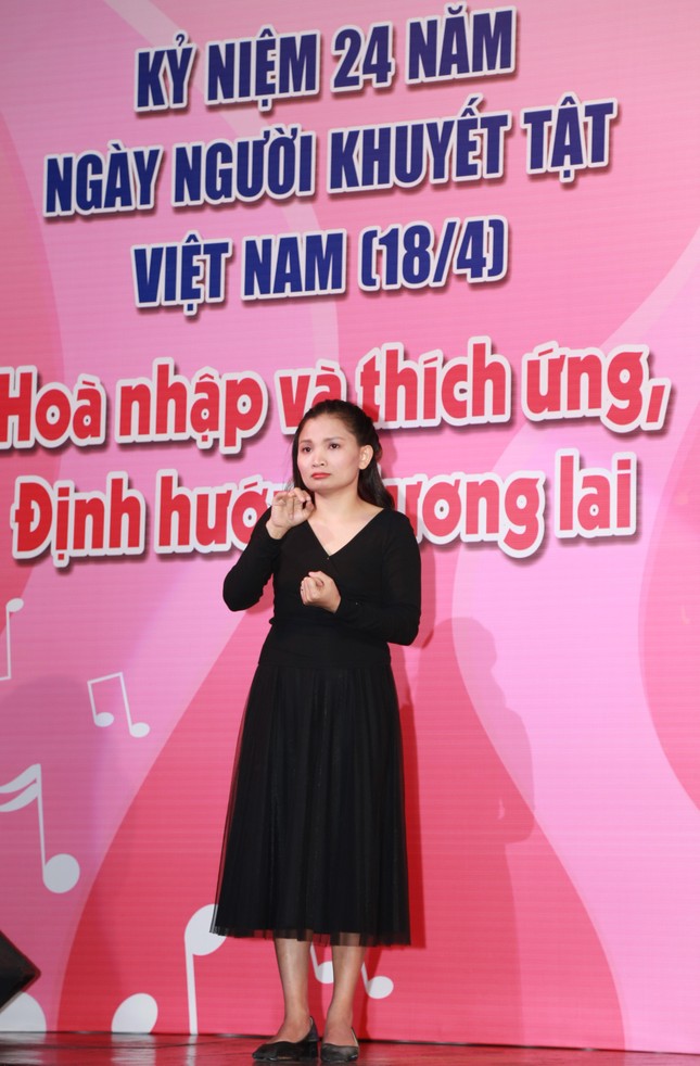 Hoa hậu H'Hen Niê xúc động khi được truyền cảm hứng từ người khuyết tật ảnh 13