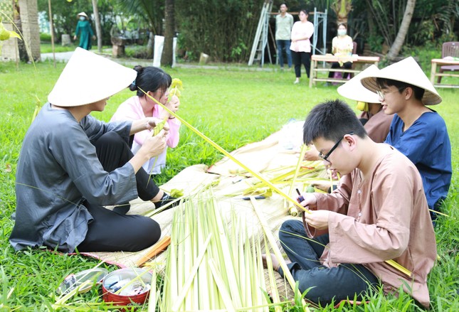 Bạn trẻ trình diễn thời trang làm từ lá cây ảnh 1