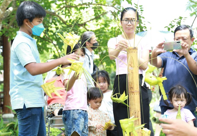 Bạn trẻ trình diễn thời trang làm từ lá cây ảnh 3