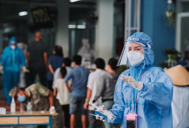 Tân hoa hậu Hoàn vũ Việt Nam 2022 là tình nguyện viên năng nổ nhiệt huyết chống dịch COVID-19 ảnh 2