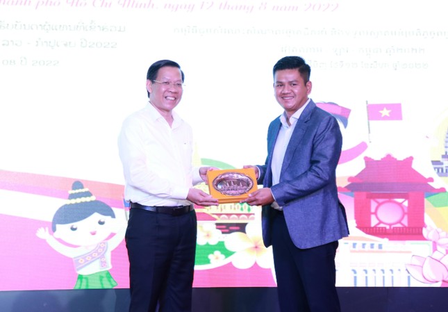 Lãnh đạo TPHCM gặp gỡ, hòa chung niềm vui với thiếu nhi Việt Nam - Lào - Campuchia ảnh 4