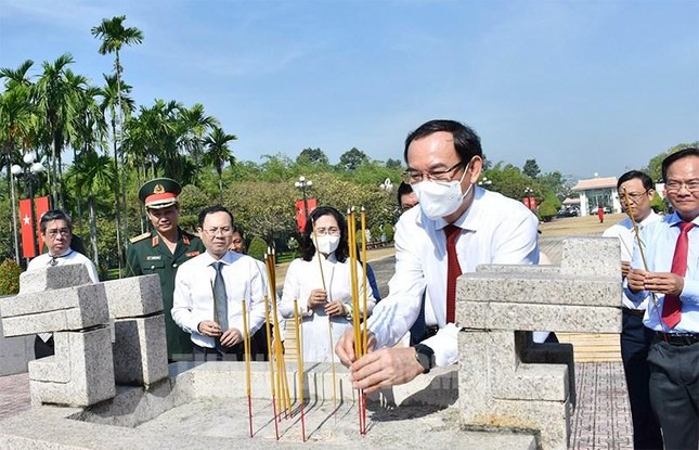 Lãnh đạo TPHCM dâng hương tưởng nhớ các đồng chí nguyên lãnh đạo Đảng, anh hùng liệt sĩ ảnh 3