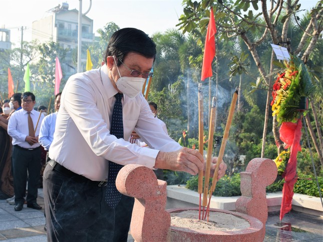 Lãnh đạo TPHCM dâng hương tưởng nhớ các đồng chí nguyên lãnh đạo Đảng, anh hùng liệt sĩ ảnh 4