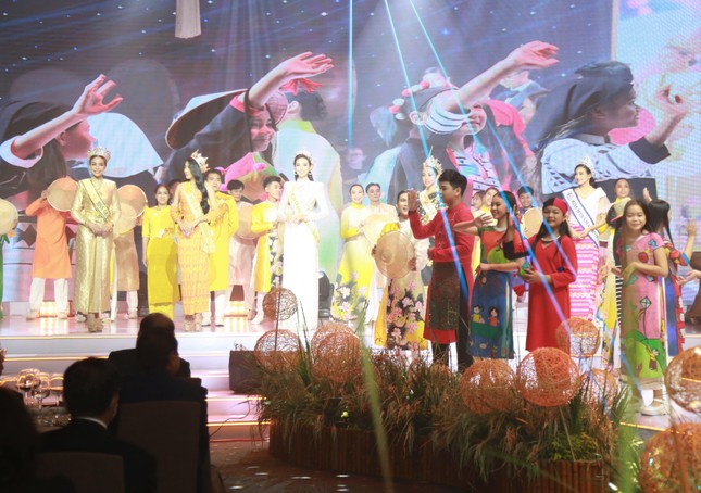 Thùy Tiên cùng Hoa hậu Hòa bình 4 nước catwalk trong Gala 'Tinh hoa gạo Việt' ảnh 6