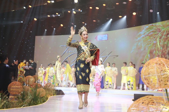 Thùy Tiên cùng Hoa hậu Hòa bình 4 nước catwalk trong Gala 'Tinh hoa gạo Việt' ảnh 9